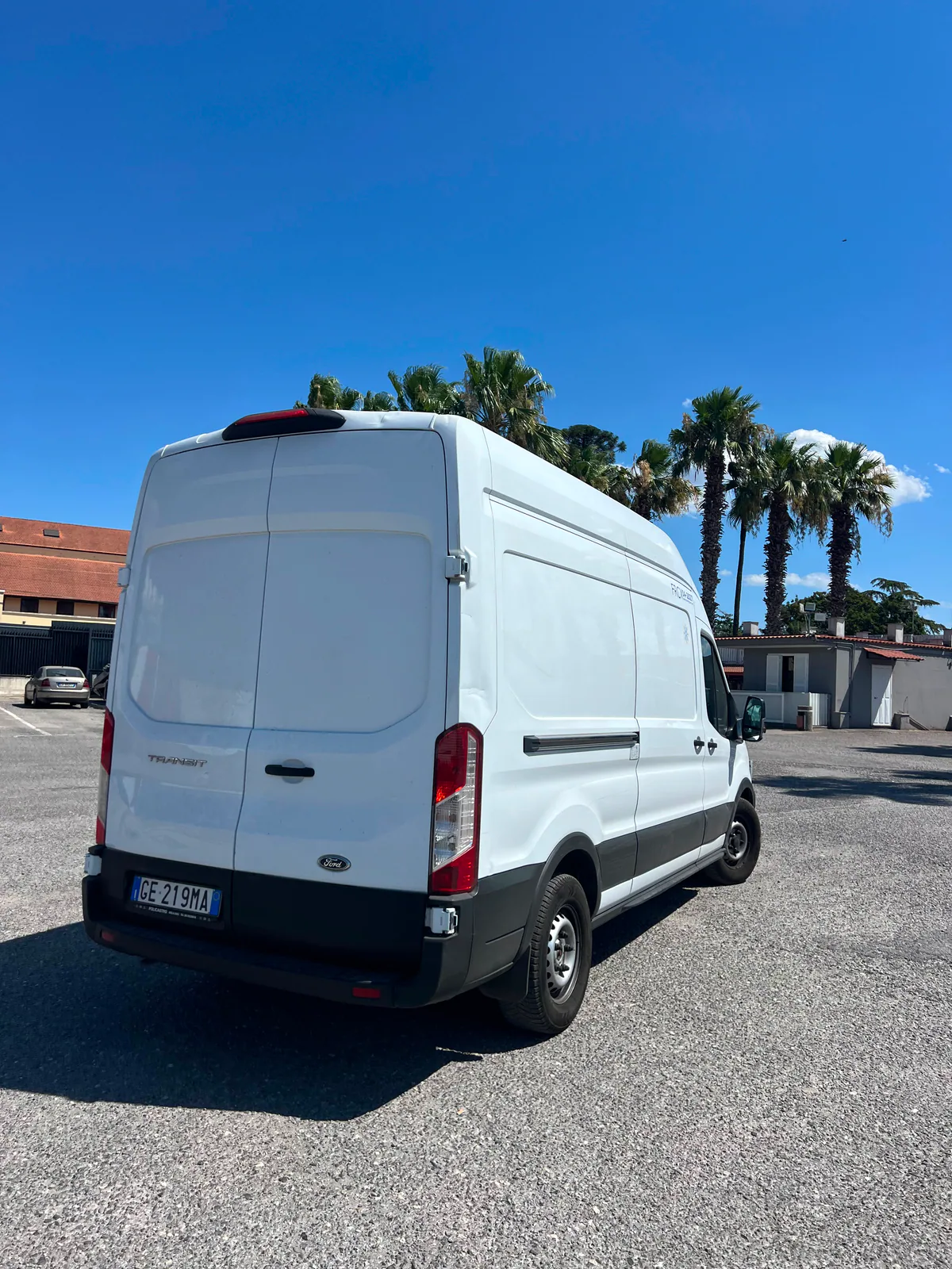 Ford Transit bianco della flotta SPEEDLINE visto da dietro