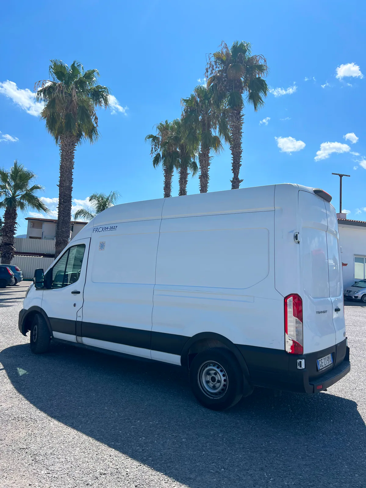 Ford Transit bianco della flotta SPEEDLINE visto dal lato posteriore