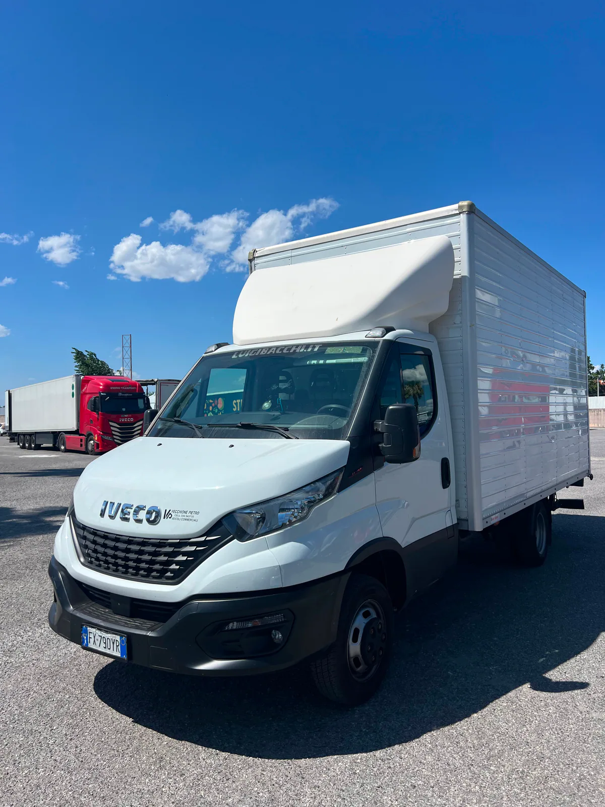 Iveco cassonato bianco della flotta SPEEDLINE visto frontalmente