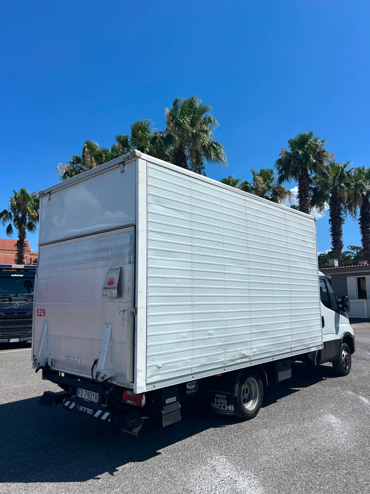 Iveco cassonato bianco della flotta SPEEDLINE visto posteriormente
