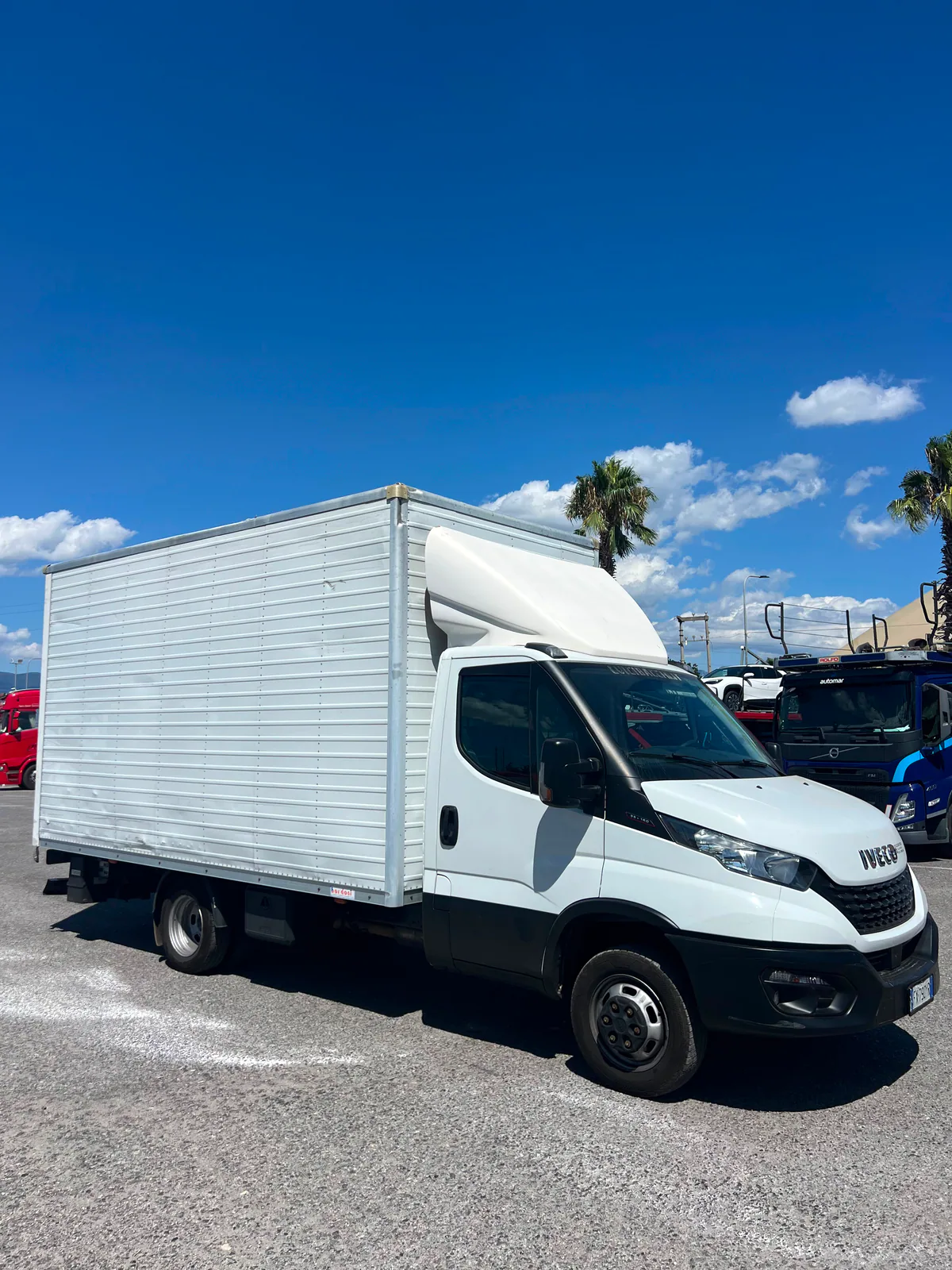 Iveco cassonato bianco della flotta SPEEDLINE visto di tre quarti